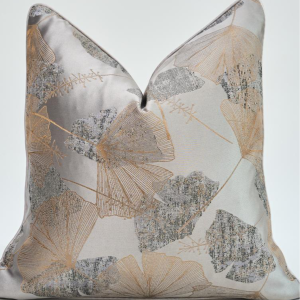 Flowery lines Throw Pillows