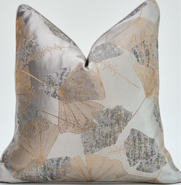 Flowery lines Throw Pillows
